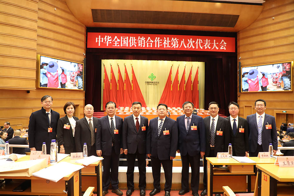 2025年11月24日，在京召开的中华全国供销合作社第八次代表大会传来喜报！区供销社党委书记、理事会会长、主任王心雄同志成功连任全国总社理事。作为全国总社第七届理事会县级社理事，此次再度当选，既是全国总社对王心雄