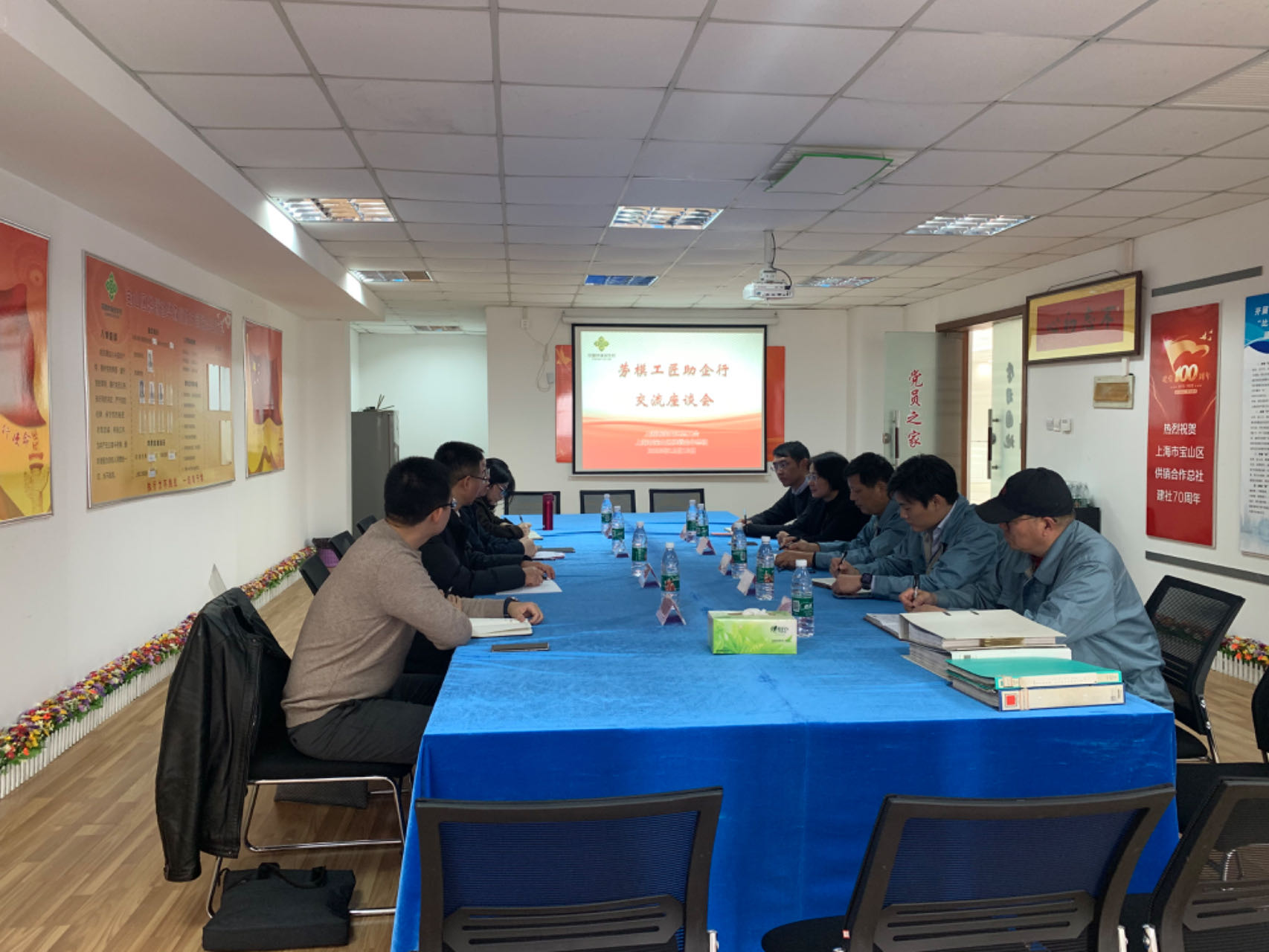   12月13日下午，宝山区总工会副主席赖拥军，区总工会基层工作部，区劳模工匠宋赛中一行来到华森公司开展“劳模工匠助企行”活动并实地参观指导企业发展。区供销社党委委员、副主任归红华和华森公司负责人陪同。  交